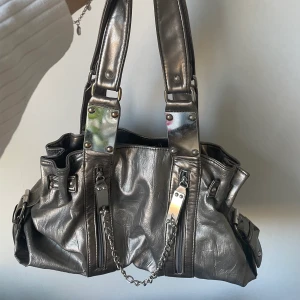 Väska - Cool silvrig väska köpt second hand. Den är i bra skick. 