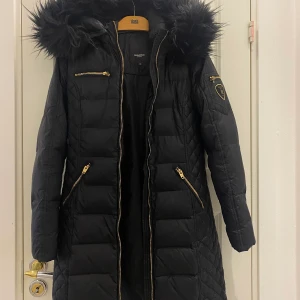 Rockandblue jacka - Säljer min rockandblue jacka i storlek 36 alltså motsvarar det S. Den har två mindre skador man inte så synliga.