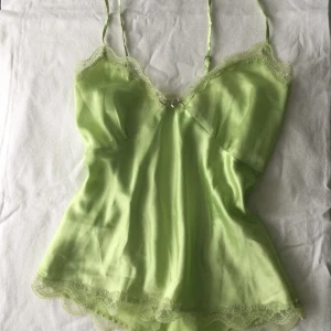 Linne - Söt linne med reglerbara axelband, passar till xs-m, se gärna även andra annonser