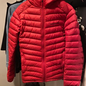 Peak performance jacka - Röd peak performance jacka, nypris ligger på 3000 kr (deras hemsida). Har blivit använd en del men använt den varsamt. Finns små defekter som t.e.x små (knappt synliga) fläckar. 