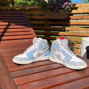 Jordan 1 hyper royal: nypris/5590kr - Använda under 1 läsår men fortfarande i väl bra skick. Lite suddiga i färgen på framdelen av skorna men annars är dem i bra skick. Säljer dem nu för ett väldans bra pris med tanke på att dem är så dyra vanligtvis. Säljer dem för att jag inte passar i dem.