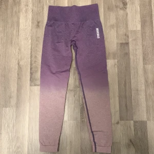 Oanvända träningsbyxor (GYMSHARK!!!) - Säljer dessa supersnygga träningsbyxor från gymshark med världens finaste färger 😩🙏🏽 De är helt oanvända och köptes för nån månad sen! 