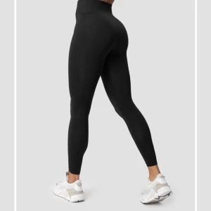 ICIW seamless define - Säljer min sköna och snygga träningstights som tyvärr inte kommer till användning. Som nya, endast använda hemma, har ej tränat i dom🤍 Nypris 599!