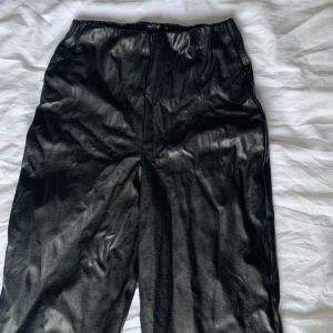 Skinnbyxor - Aldrig använda, större i storleken o raka i benen. I priset ingår frakt🤩