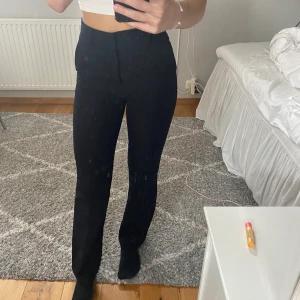 Kostymbyxor - Perfekta kostymbyxor från BikBok. Använda fåtal gånger och ser ut precis som nya💞 Perfekt i längd för mig som är 165cm. Storlek 36💞 100kr och köparen står för frakt 💞