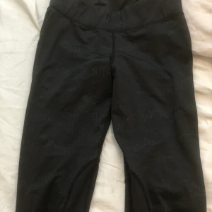 träningsbyxor från OTP - ett par svarta träningbyxor från OTP i storlek S/M