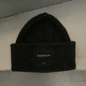 Dondup mössa - Säljer min dondup mössa då den tyvärr inte kommer till användning. Köpt 2020 och i hyfsat skick.