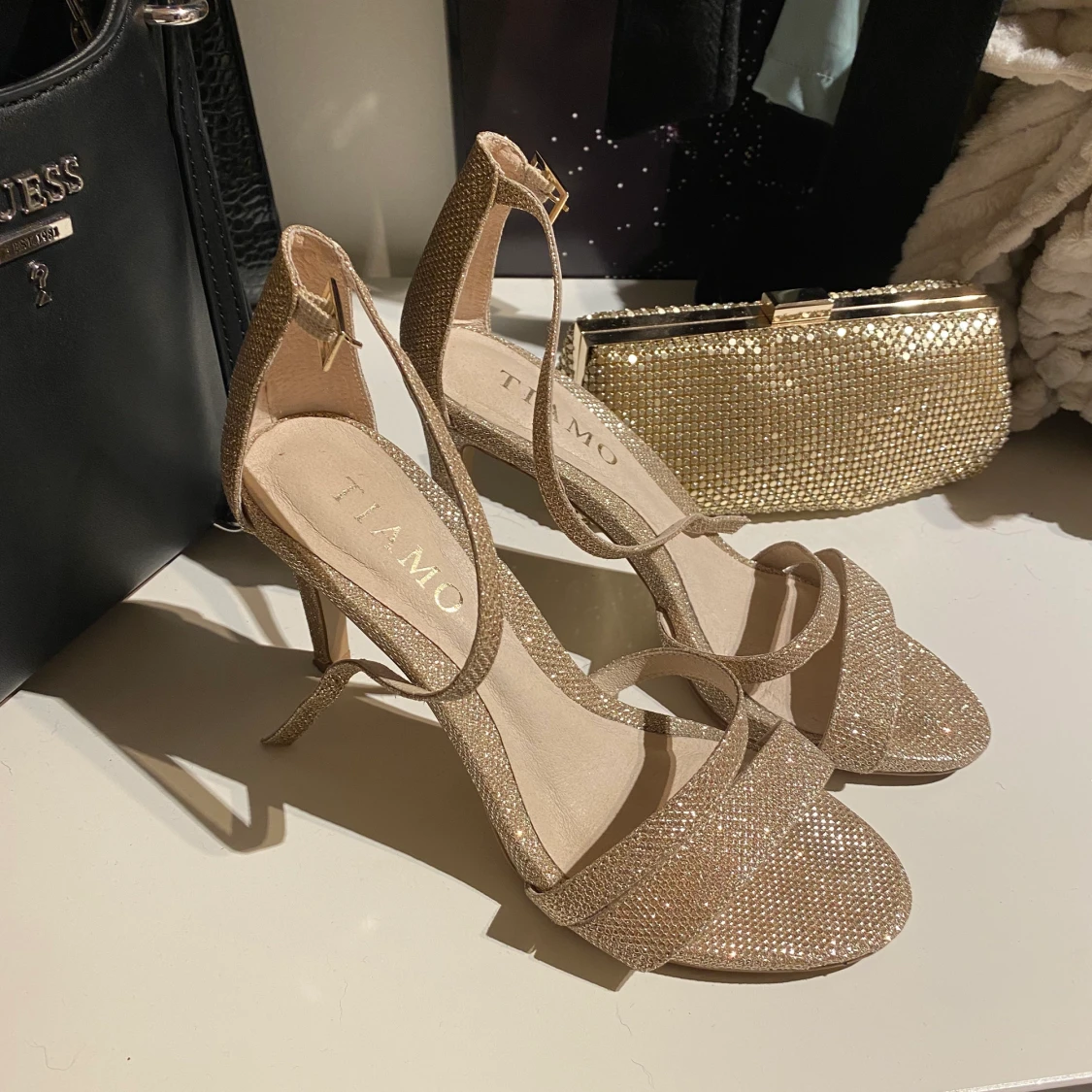 Guldglittriga klackar & handväska  - 90