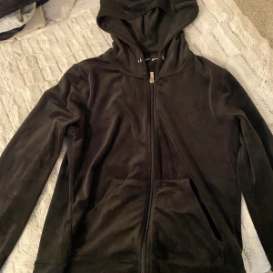 Svart kofta - En svart kofta inifrån ginatricot, saknar snören 