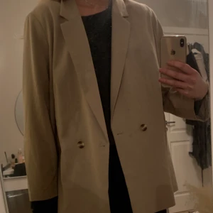 Oversized beige kavaj - En beige kavaj från HM i storlek xxl. Finns en fläck på insidan av kavajen men det är inget som syns när man bär den. 