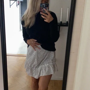 Prickig kjol - Såå fin vit prickig kjol med lite volang ner till🤍🖤