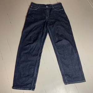 Skater jeans - Skater jeans från Weekday. Slitna längst ner där bak (se bild 3), men annars fint skick 🖤  Midjemått omkrets 84cm Innerben 76 cm Benöppning omkrets 47cm 