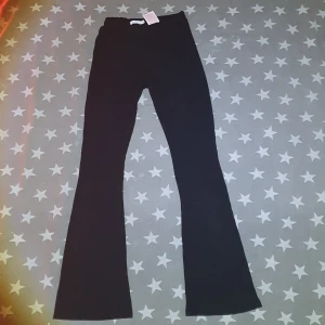 Utsvängda leggings - Säljer pågrund av att dom inte används