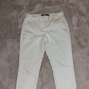Kostymbyxor  - Vita kostymbyxor från Vero Moda i storlek 38, knappt använda!