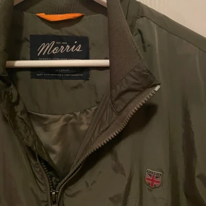 Mörkgrön Morris jacka - Jacka från Morris, nyskick. Nypris 2800. Jag brukar ha L men passar bra ändå, skulle säga att den passar L-xxL
