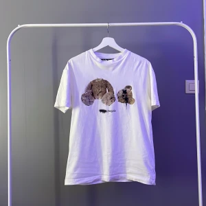 Palm angels bear t-shirt - ⚡️Säljer palm angels bear t-shirt. Skick 9/10. Nypris 3000kr. Kvitto och NK-påse ingår. Kunden står för frakt (49kr). Priset prutbart.⚡️