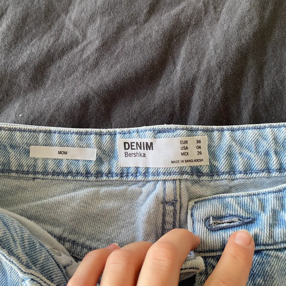 Jeans från Bershka med slits nedtill, storlek 36🥳. Jeans & Byxor.