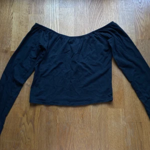 Offshoulder topp - Säljer en svart offshoulder topp i storlek XS. I fint skick.  Kan mötas upp i Göteborg eller frakta mot betalning. Vi hittar den smidigaste och billigaste lösningen tillsammans. 🌸