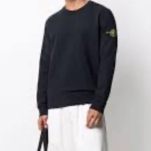 Stone island sweatshirt  - Säljer nu min Stone island sweatshirt då den inte kommer till användning. Endast använd ett par fåtal gånger därav är tröjan i väldigt bra skick( ny pris 2000 kr)