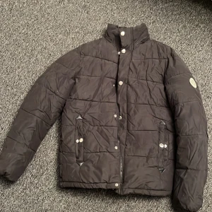 Jack & Jones jacka  - Säljer min Jack & Jones jacka då den inte kommer till användning och är för bra för att bara ligga o samla damm den är i bra skick 