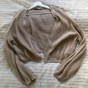 Beige cardigan  - Cropped Cardigan från Na kd i beige. Perfekt nu till höst och vinter. 