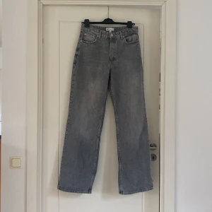 Baggy Jeans zara - Jättefina Baggy jeans från Zara som tyvärr inte kom till användning. Men satt jättebra och har en väldigt fin färg!