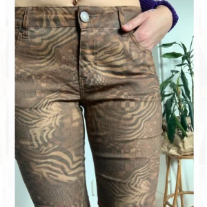 Mönstrade jeans - Riktigt balla mönstrade jeans från second hand. Använda ett fåtal gånger och i väldigt fint skick. Strl 38. 🌙