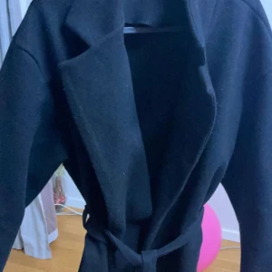 En vanlig kort kappa  - Knappt använd användt cirka 4 gånger 