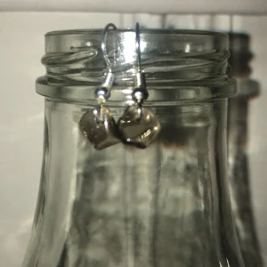 örhängen  - kristall örhängen:) äkta rökkvarts kristall. kan även köpa en liten skopa kristall konfetti med rökkvarts för 30kr (för de är ju äkta) frakt 15kr