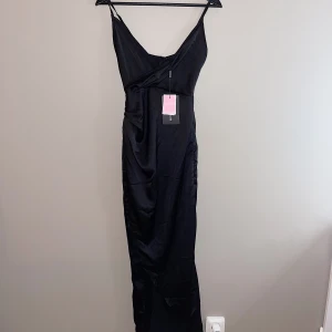 Långklänning svart - Svart långklänning, aldrig använd med lappen kvar. En slits på benet! 