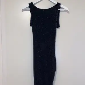 En glittrig lång klänning som är perfekt för lite festligare tillfällen!  Klänningen är endast använd en gång och köptes för 350kr  Klänningen är endast använd 1 gång 