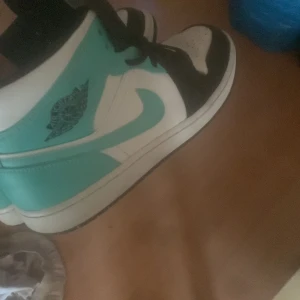 Jordan - Hjälper än vän att sälja hans skor då han har tröttnat dem är i storlek 44 och är lite creasade men annars bra skick