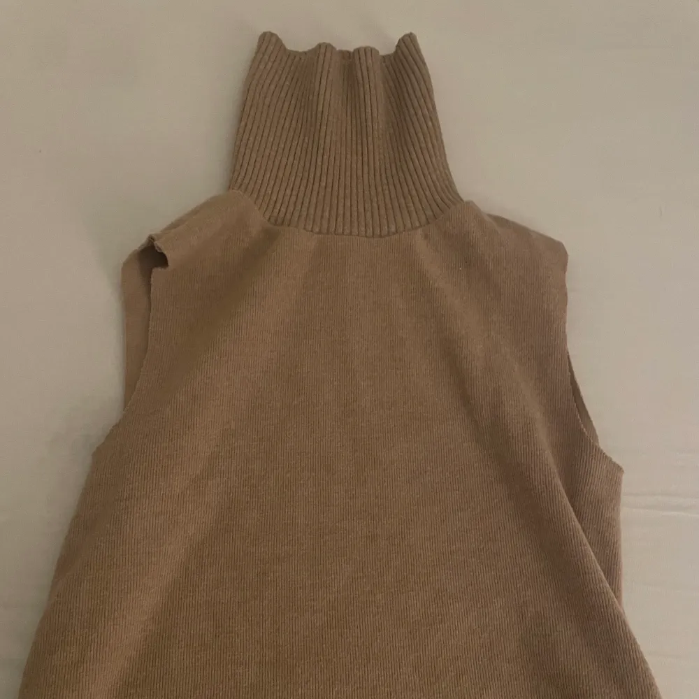 Säljer en Zara tröja som har använts 1 gång är i bra skick. Tröjan är i storlek small/S sitter bra på kroppen. Kortärmad och pola säljer för 50kr priset kan diskuteras . Toppar.