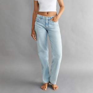 Säljer dessa sjuuukt snygga jeans från Gina som är lågmidjade🤩💙 säljer då det är för stora för mig💗 skriv för egna bilder!