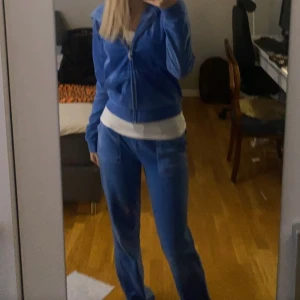 Juicy couture  - Säljer mitt älsklings sätt ifrån juicy couture! Köpt ifrån pondus i butik! Nypris 2100kr. Tröja+byxor 1150kr!