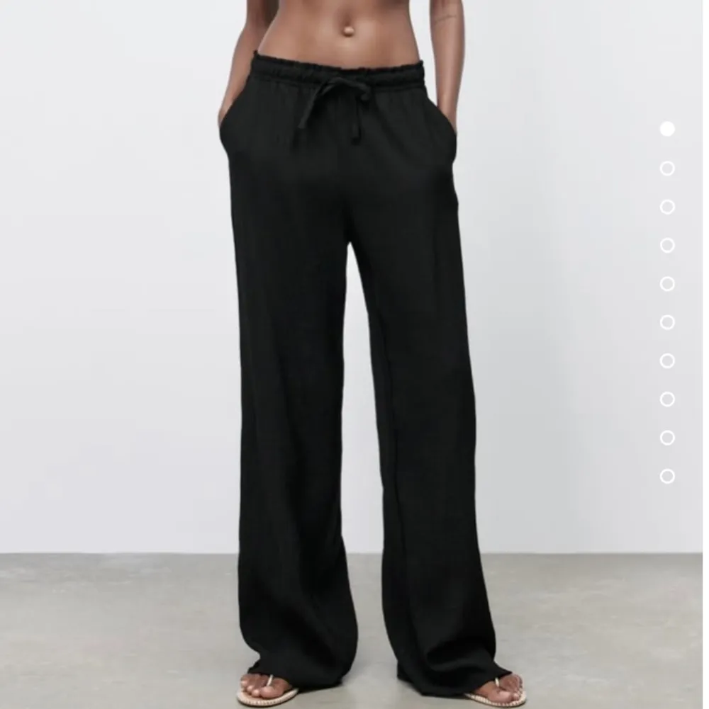 Säljer dessa byxor från Zara, knappt använda. Vid intresse tveka inte att kontakta!😍. Jeans & Byxor.
