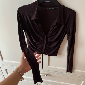 Brun Skjorta med sömmar från Prettylittlething XS - Topp från prettylittlething i storlek XS, sparsamt andvänd 💗 köpare står för frakt!