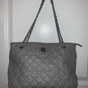 Grå don donna väska  - Fint skick Använd fåtal gånger Fejk skin Frakt ingår inte 