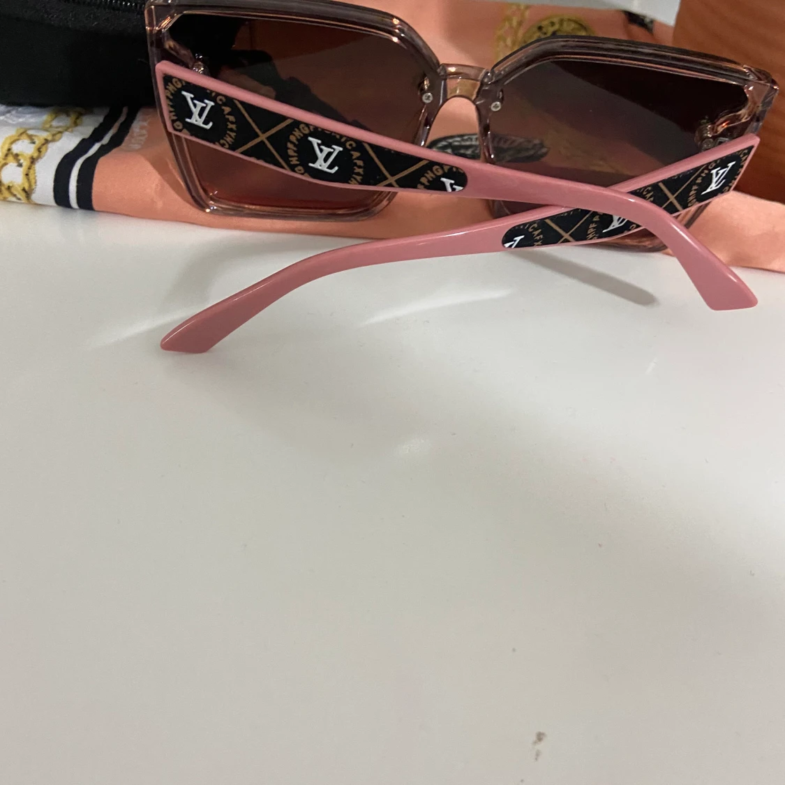 Mycket vackra solglasögon - 90