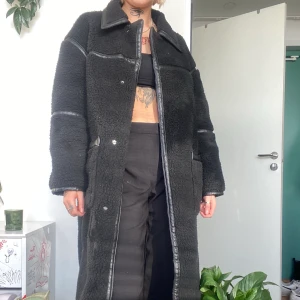 Lång mysig kappa - Otroligt snygg och mysig kappa från Asos med fake läderdetaljer. Nypris 899 kr. Knappt använd