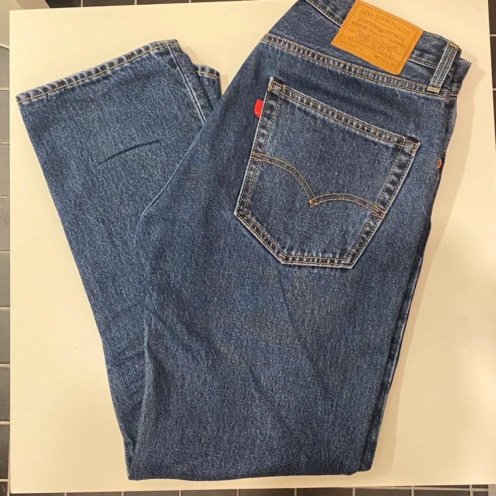 Levi’s 551Z jeans i använt med väldigt gott skick. Sparsamt använda. En Straight Fit som är snäppet lösare vid lår och rumpa. 30W x 30L. 77% Bomull, 23% Hampa.. Jeans & Byxor.