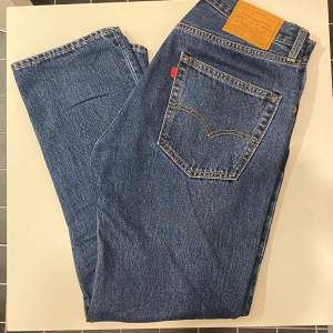 Levi’s 551Z jeans i använt med väldigt gott skick. Sparsamt använda. En Straight Fit som är snäppet lösare vid lår och rumpa. 30W x 30L. 77% Bomull, 23% Hampa.