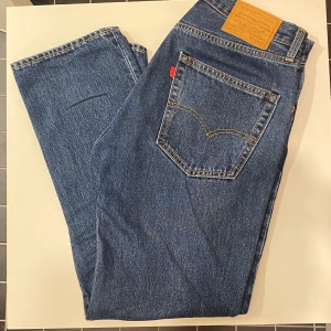 LEVIS 551 Z™ Authentic Straight Jeans - Levi’s 551Z jeans i använt med väldigt gott skick. Sparsamt använda. En Straight Fit som är snäppet lösare vid lår och rumpa. 30W x 30L. 77% Bomull, 23% Hampa.