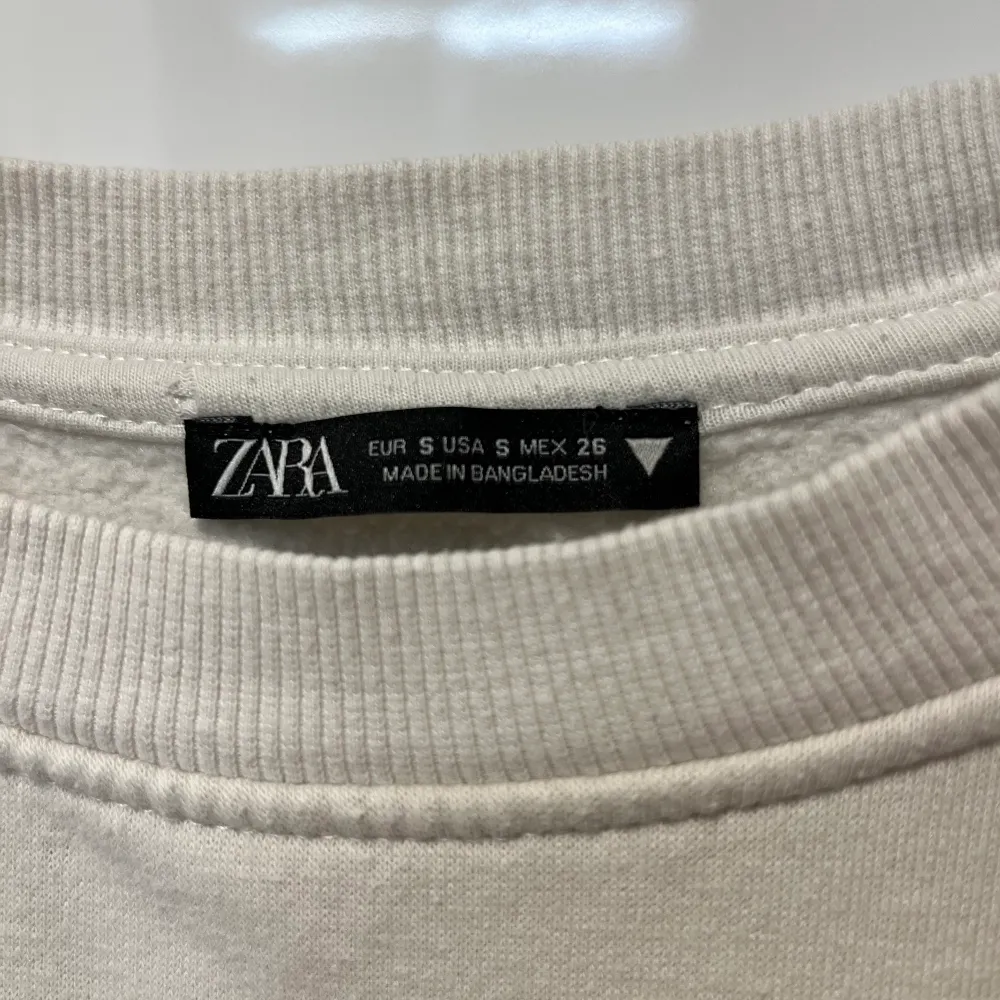 Off-white tröja i croppad längd, från zara 🍂 frakt tillkommer 57kr. Tröjor & Koftor.