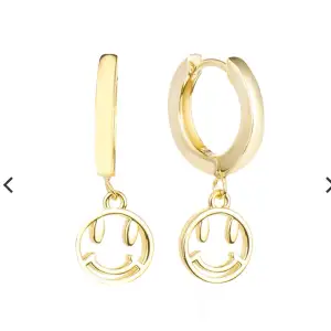 Säljer dessa smiley-örhängen som är använda ett fåtal gånger. De är köpta på evryjewels.com och är 14 karat guldpläterade alltså försvinner ej färgen när örhängena kommer i kontakt med vatten! 