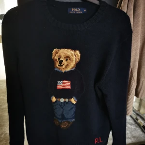 Ralph Lauren tröja - Tja! Säljer nu mina väldigt fina och varma RL stickade polo bear. Tröjorna går för runt 3-4k och björnarna är sällsynta på stickade. Inga skavanker, bara general wear, därmed skick på 8,5/10. Storlek Medium och passar tts. Bud börjar från 1000 sek