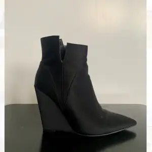 Så snygga spetsiga boots från Zara, mattsvarta i strl 38. Endast använda ett fåtal gånger, säljer pga att de inte kommer till användning. Klack 11 cm. Två små märken som är synliga på bilden vilket inte syns lika mycket i verkligheten. 🌙
