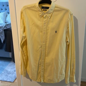 Skjorta Ralph Lauren - Säljer åt min sambo. Fin skjorta, endast använd 1 gång. Har hängt länge i garderoben, så nu får någon annan använda den. Det är en slim fit. fraktkostnad ingår.