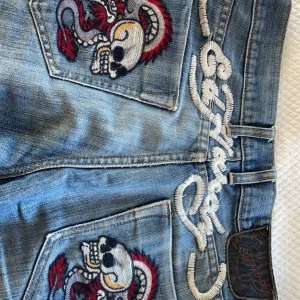 ed hardy jeans - jeansen sittande bra i längden på mig som är 1,69!! köpte för 1500kr men säljer för 1000
