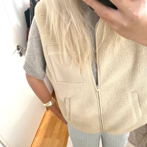 Väst i Teddy material - Super söt väst i Teddy material! Mysigt nu i höst. Bra skick!! Köpt för 350 